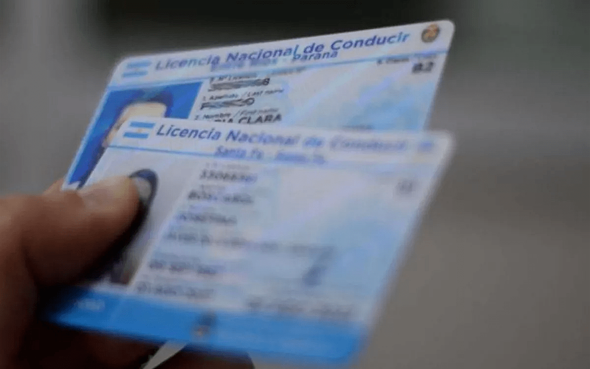 Sin plástico: unas 250 personas esperan su licencia de conducir en Funes